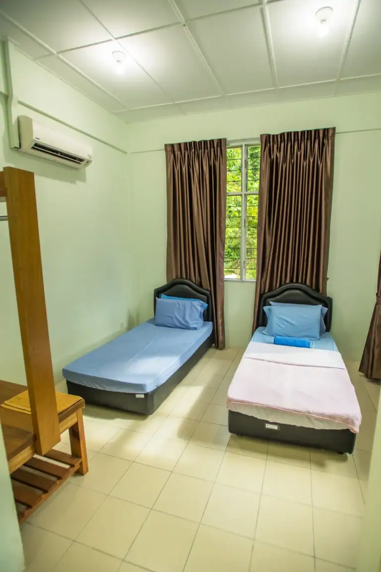 Simple twin room in Deramakot