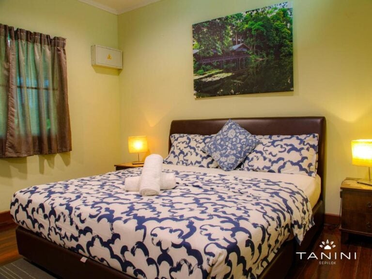 Double room with queen bed at Tanini Sepilok guesthouse, Sabah