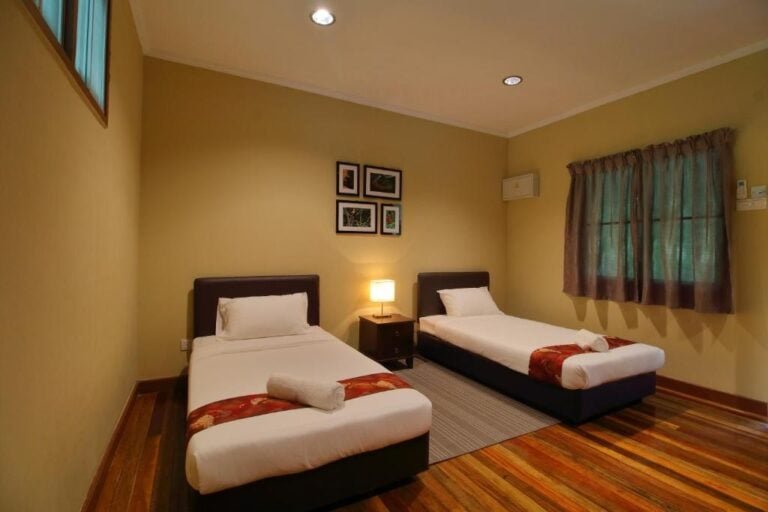 Twin room with two single beds at Tanini Sepilok guesthouse, Sabah